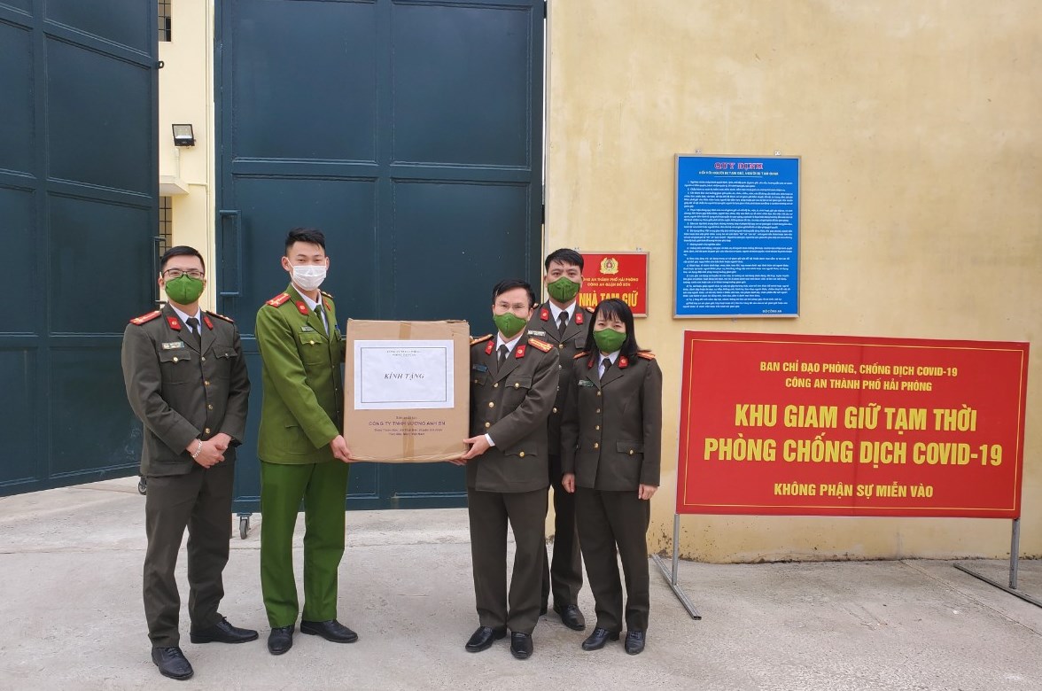 Đoàn thể phòng Hậu cần: Động viên, tặng khẩu trang cho CBCS làm nhiệm vụ ở khu cách ly tập trung